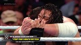 WWE：萨摩亚-乔先以锁技牵制罗门-伦斯 再后接飞扑