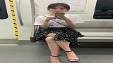 不小心被小姐姐发现了，网友们她这眼神是几个意思