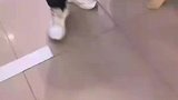 男子拿下假人的头发，往自己头上戴
