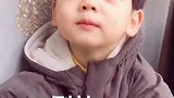 宝贝躲在窗帘后面偷吃棒棒糖，真的好可爱呀