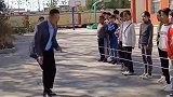 课间操老师和同学们一起跳皮筋