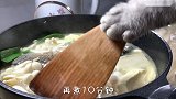 【猫咪做饭】神厨猫猫给主人做鱼汤，口水直流三千尺！