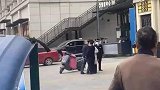 保安和小区大妈的争执，最后竟然是靠演技定胜负