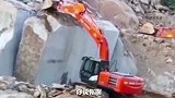 挖掘机挖大石板差点被压扁！