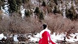 汉服古装万雪丛中一抹红，很有韵味的古风姑娘！