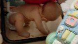 藏在椅子下吃苹果的宝宝