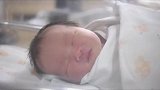 刚出生的小宝宝睡觉，突然露出的笑容萌化了！