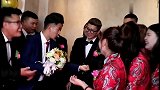 新郎接亲要说出新娘的优点，新郎说的什么逗笑众人？网友：调皮！