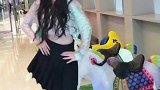 美女小姐姐身穿短裙，对着镜头火辣热舞，真的好美！