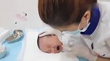 儿科护士演示如何帮宝宝洗鼻子，鼻子一下就通了，简单痛快