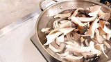 平菇炒肉的家常做法，步骤详细，滑嫩鲜香下酒又下饭