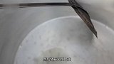 60岁土豪老太到村口做美食