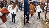 女子穿高跟鞋下坡走出“魔鬼的步伐” 身后闺蜜笑到停不下来