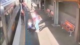 男童上火车叉错脚 堕站台缝隙险丧命