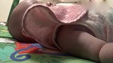 宝宝躺在床上动来动去，这动作真是活泼极了