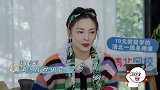 这还是认识的宁静？孟佳都在往前坐，她却悄悄坐最后