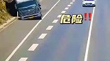 随意变道出意外，太危险了