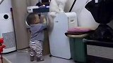 小男孩多次骚扰猫咪，结果被猫咪一巴掌打哭，猫咪已经爪下留情了