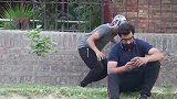 吓人恶作剧，男子戴上恐怖面具吓路人，路人纷纷被吓到