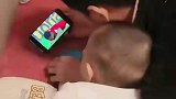 父子沉浸式看球赛，转头眼神神同步