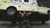 WWE-17年-RAW第1246期：下狠手！斯特劳曼后台三打罗门 残暴掀翻救护车-花絮
