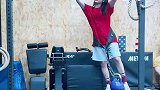 女孩负重20公斤做引体向上，打败了百分之九九的男人