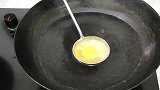 给孩子做荷包蛋总是散开，教你两种做法，个个圆嫩，一点也不粘锅