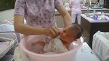 来看看婴儿护理师怎么给新生儿洗澡，身上加毛巾是解决哭闹的秘诀