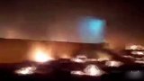 乌克兰客机在空中着火坠毁 救援现场遍地火光