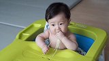 7个月的宝宝第一次吃面条，上头啊！这样子太可爱了！