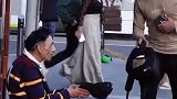 小伙将包包给流浪汉照看，没想到一定要看到最后