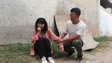 父亲捡个傻女人回家照顾，被村里人说闲话，结局让人感动