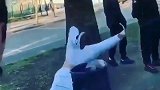 街边垃圾桶上演倒立玩砸了！爆笑倒地路人乐疯了