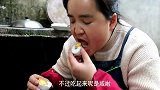 苗大姐煮几个咸鸭蛋，配着糍粑，大口大口吃的真香，吃相诱人