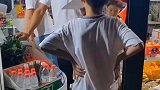 学校布置英语作业，用英语介绍自己并收集签名