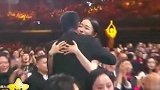 杜江获得百花奖最佳男配角，激动与霍思燕拥抱，额头吻好甜