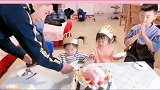 双胞胎哥哥祝福双胞胎妹妹生日快乐，妈妈两胎生了两对双胞胎