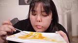 炸鸡块和乌冬面真是绝配，韩国胖妞吃得很欢