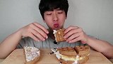 想买华夫饼机的巧克力酱奶油华夫饼，吃的津津有味，让人垂涎欲滴