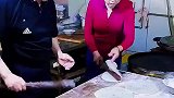 下饼敲俩下，这是啥意思