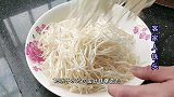 3块豆腐1把金针菇，天气寒冷，我家独爱一个懒人做法，好吃特下饭