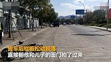 【浙江】货车后挡板行驶中忽然甩出 将骑车父子迎面扇飞