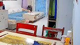 爸爸出差许久回家，妻子孩子激动上前迎接，一家四口紧紧相拥