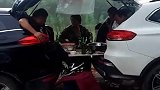 下雨天只能这样聚餐了！