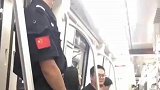 警犬工作时间卖萌，眼神可爱求摸摸
