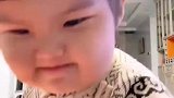 两岁小奶娃自己录制跳舞视频，胖乎乎的萌化网友们！