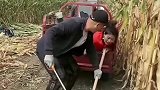 大姐趴着就把活干了