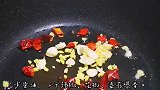 千万不要做这个菜，腊肉的咸香蒜苔的脆嫩，我怕你一锅米饭不够吃