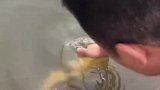 男子河边喂鱼，我怀疑他们认识，还会打暗号