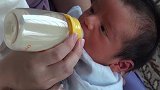 妈妈在给宝宝喂奶，宝宝吃的好认真呀，这模样真的太可爱了
